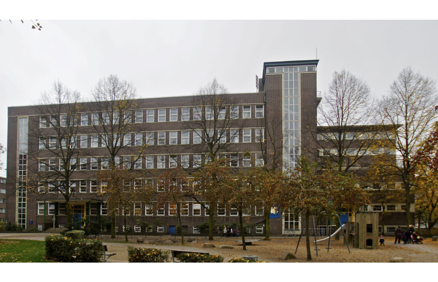 Sanierung und Umbau eines denkmalgeschützten Schulgebäude, Neubau Mensa und Neugestaltung der Außenanlagen auf der Veddel 1